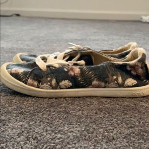 roxy sneakers/slides